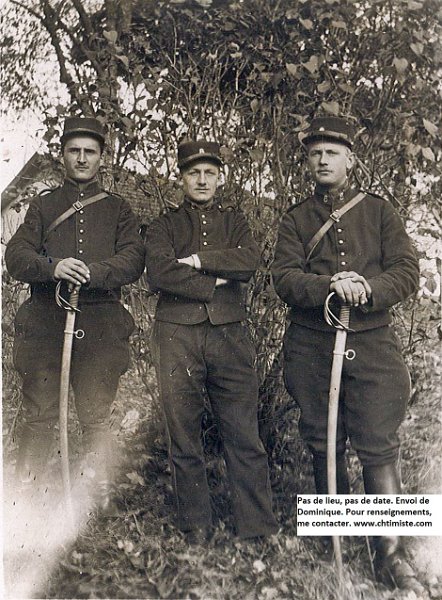 regimentartillerie8 30.jpg - Photo N° 30 : 3 artilleurs de 1e classe du 8e  régiment d'artillerie de campagne