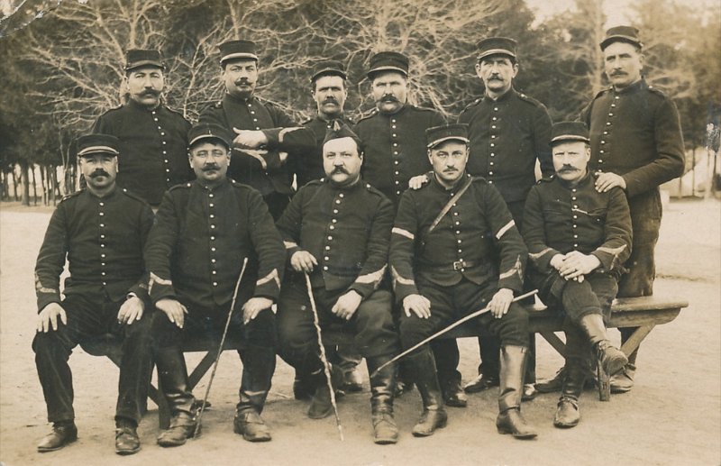 regiment artillerieinconnu2a.jpg - De gauche à droite, assis : COUVENT, BEGUE, MONIN, HARDOUIN GALLOT -- Debout : SÉGOUIN, MÉRISSE, GAYET, BESNARD, GARNIER, DHUIT. Camp d'Auvours, 1915. 