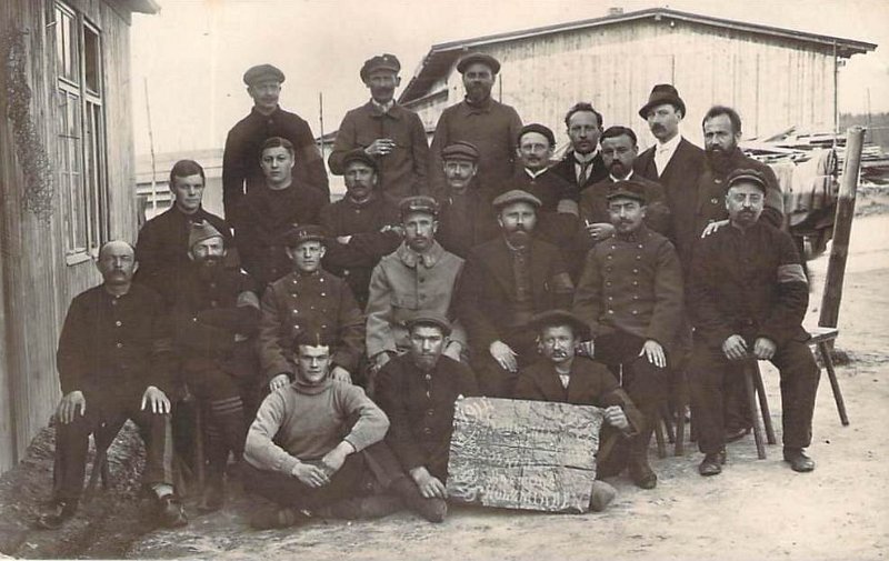 holzminden10.jpg - Camp de prisonniers de Holzminden - "1914 - 1916 - Les Prisonniers bretons d'Holzminden". Envoi de Jean-Claude.