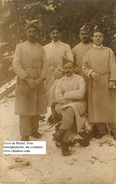 1.jpg - 1 : Émilien Ordonnaud est le prisonnier assis. La carte postale est adressée à M. Bernard Raymond à Épenancourt par Athies (Somme ).