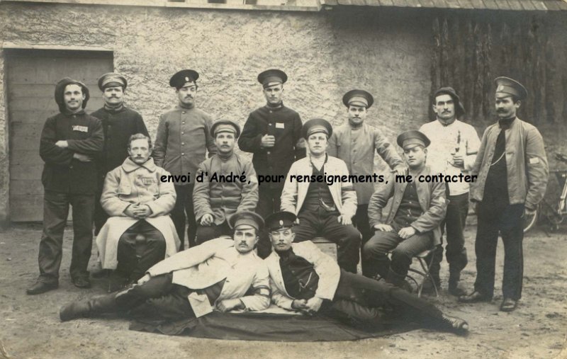 campmannheim5.jpg - Photo N° 5 : Prisonniers russes avec un ou deux français