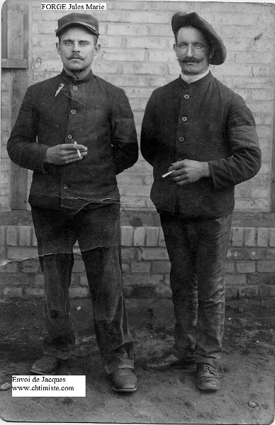 Wittenberg FORGE Jules.JPG - FORGE Jules était au 104e régiment d'infanterie (matricule 582, classe 1911, Orne), l'autre soldat (Chasseur ?) est inconnu. Il a été blessé au genou droit par éclat d'obus le 22/08/1914 à Ethes (Belgique), puis fait prisonnier la même journée.