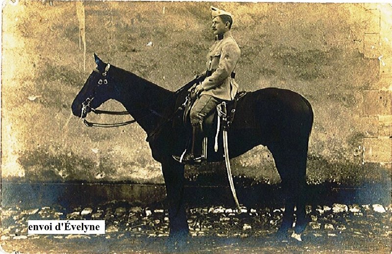 FRENOIS Norbert.jpg - Norbert FRENOIS du 18e régiment de Chasseurs à cheval. Merci à Evelyne, sa petite-fille. La photo se situe à la ferme du Sorton, dépendante du château de Bussémont (51). Norbert est en grande tenue des Chasseurs. Il a écrit un carnet de guerre visible sur mon site ici : faites un copier/coller   --->   http://www.chtimiste.com/carnets/Frenois/Frenois