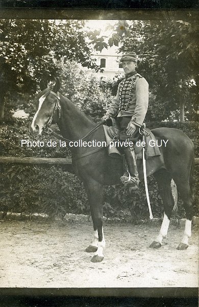1.jpg - Photo envoyée par GUY. il s'agit de son grand-oncle, du 16e Chasseurs à cheval. Cette photo est intéressante car elle montre un chasseur à cheval avec sa monture. On peut distinguer facilement l'uniforme très particulier de ces cavaliers. Son grand-oncle a été tué en 1915.