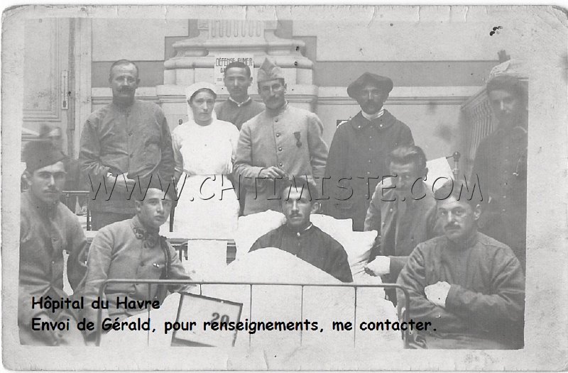 Le Havre2.jpg - Photo N° 2: Envoi de Gérald " Mon grand-père a été blessé à Moreuil le 11 août 1918. Il a été soigné et amputé du bras gauche à l 'hôpital du Havre. Mon grand père est le 1er à droite sur la photo "