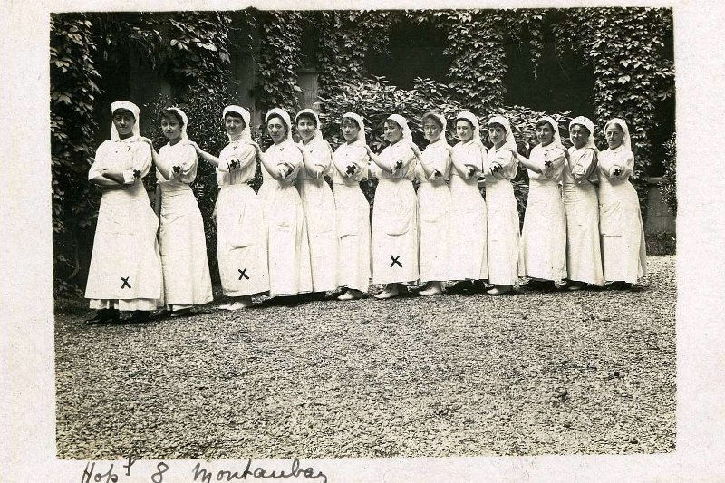 Montauban6a.jpg - Photo N° 6 :  Infirmières de hôpital de Montauban. Celle marquées d'une croix ont soigné Auguste PINON (classe 1913, Blois) du 31ème régiment d'infanterie, blessé à Vauquois en mai 1915. AD01