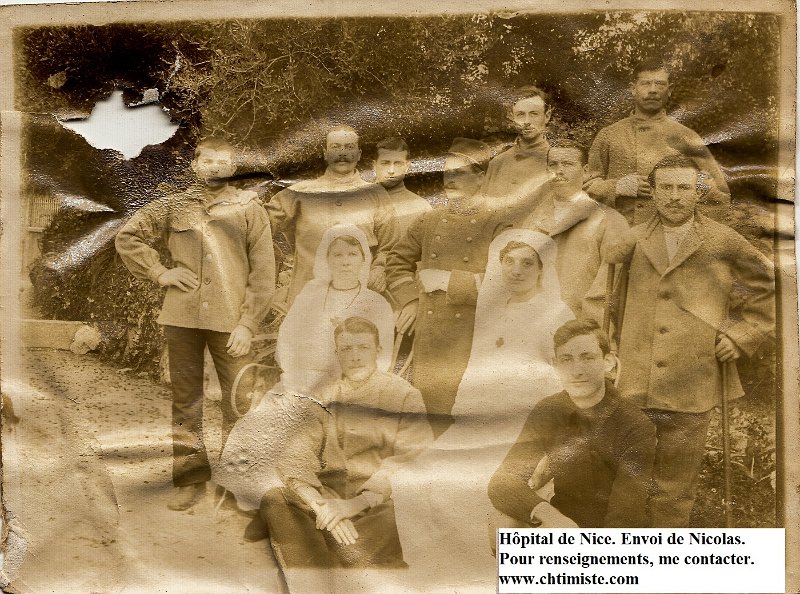 Nice21.JPG - Photo N° 21 : Hôpital militaire de Nice. Le soldat assis entre les 2 soeurs serait Eugène CLASSE, tué en mai 1916.