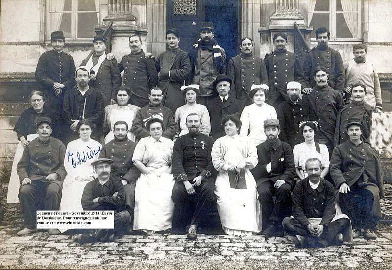 Tonnerre1.jpg - Photo N° 1 : Hôpital temporaire 104 (collège municipal des garçons) à Tonnerre  (Yonne 89) en novembre 1914.