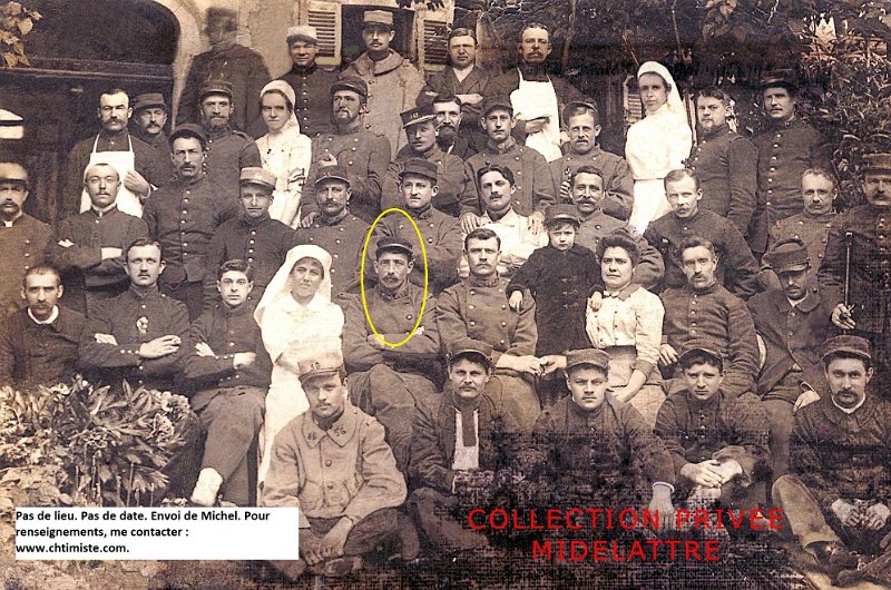 hopitalinconnu136.jpg - 134 : Alexandre Detollenaere en convalescence. Il est assis à côté de l'infirmière. Il a fait son service militaire au 162ème régiment d'infanterie et sera affecté au 54ème régiment d'infanterie le 21 septembre 1914. Il sera blessé à la cheville par une balle peu après.
