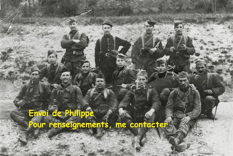regimentmystere238.jpg - 238 : Envoi de Philippe : " 2 clichés ou figure mon grand-père Eugène Louis Parot. (matricule 8899, sur la photo  c'est le premier debout à droite). Si ces photos vous inspirent des commentaires, ils seront les bienvenues. Il était de la classe 1916 et a fini la guerre dans le 225ème régiment d'infanterie dans la 5eme compagnie de mitrailleuse."