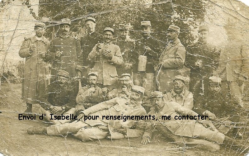regimentmystere246.jpg - 246 : Envoi d' Isabelle : "  Mon grand-père était pendant la guerre, au 289e RI. Il pose ici avec d'autres soldats. Sont-il du même régiment? Pas de date sur la photo. Si vous avez la même photo, contacttez-moi. Merci " 