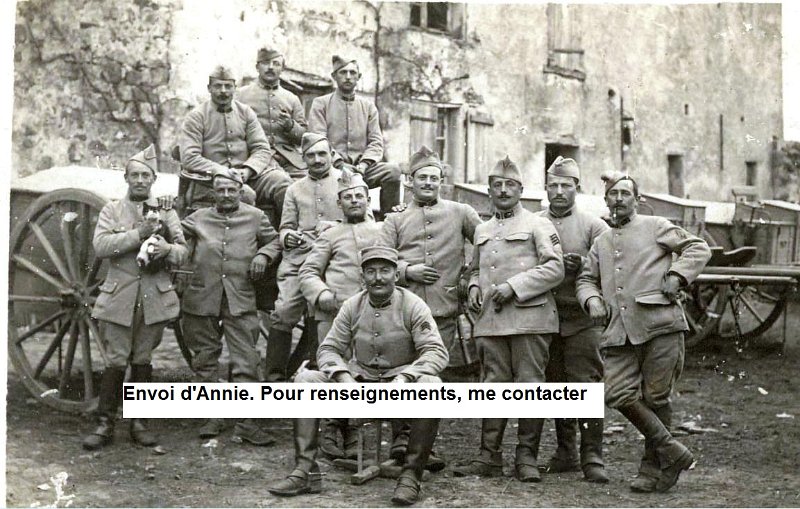 regimentmystere271.jpg - 271 : Envoi d'Annie : " DELALOY Georges né en 1882 mais habitant l'Algérie à Aïn Temouchent, Il se trouve assis devant les soldats. Il a embarqué pour la France le 02/10/1914. Il était dans le 3e Régiment de Génie, puis au 6e Régiment de Génie Cie 9/64 le 27/10/1915 et au 19e Bataillon de Génie "