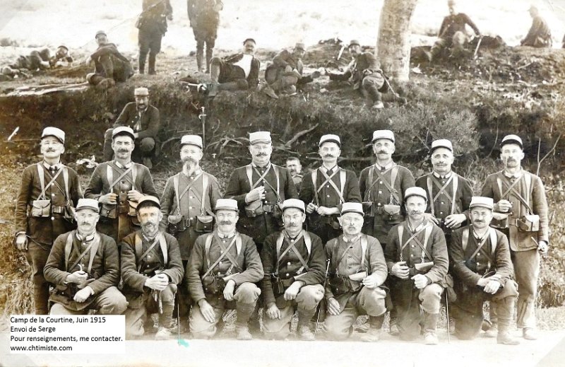 regimentmystere453.JPG - 453 : Photo de groupe du champ de tir de la Courtine, datée de juin 1915. Territoriaux ??