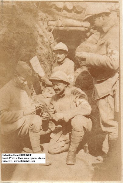 15.jpg - 15 : Collection d'Henri ROUGET du 204e régiment d'infanterie - Tranchée sur le front - Henri  ROUGET au 2ème plan au centre lisant un journal