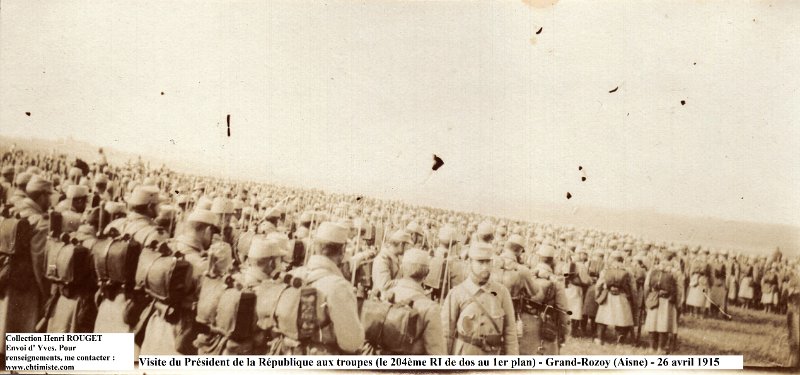 18.jpg - 18 : Collection d'Henri ROUGET du 204e régiment d'infanterie - Visite du Président de la République aux troupes (le 204ème RI de dos au 1er plan) - Grand-Rozoy (Aisne) - 26 avril 1915