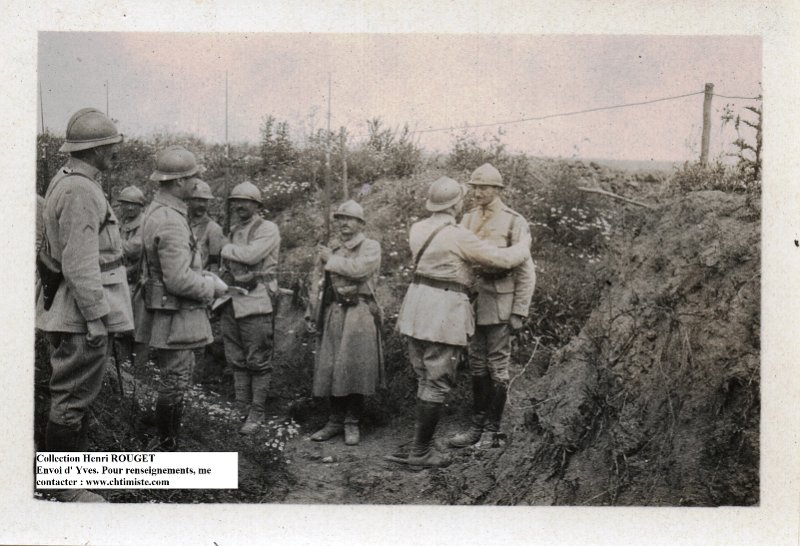 8.jpg - 8 : Collection d'Henri ROUGET du 204e régiment d'infanterie - Remise de la Légion d'Honneur au capitaine André FLAMANT par le Colonel LACHÈVRE - Le capiatine fut tué quelques jours plus tard, le 19 août 1918.