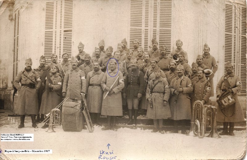 9.jpg - 9 : Collection d'Henri ROUGET du 204e régiment d'infanterie - Repos à Sucy-en-Brie - Henri ROUGET à la flûte traversière - Décembre 1917