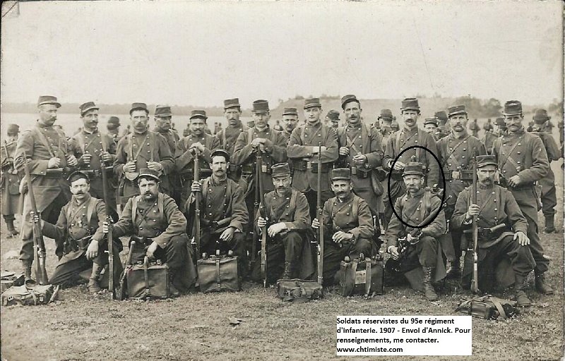 regiment295 10.jpg - Photo N° 10 : Soldats réservistes du 95e régiment d'infanterie. 1907 - Donc la plupart partent au 295e régiment d'infanterie en août 1914. En 2021, un internaute, Nicolas, aurait reconnu formellement son AGP, FARGEAU Valentin, sur la photo (entouré du cercle).