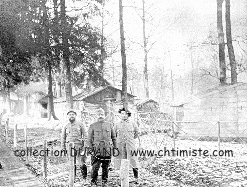 22-2-1 Commandant et Alleaume.jpg - 340 Bois de la Charmeresse, dans les baraquements. Commandant et Alléaume