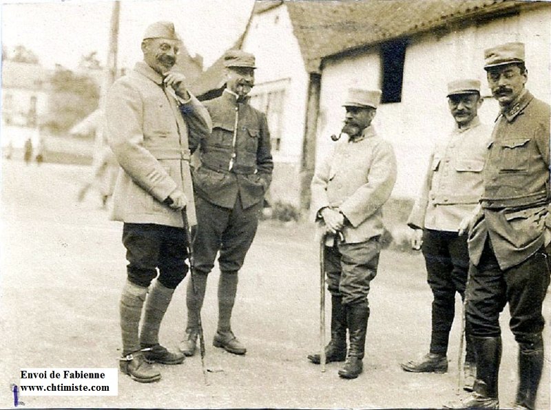 4.jpg - Fouquevillers - 1915 - Officiers et sous-officiers. de gauche à droite : ? , commis.... Commandant ? Capitaine Lanier, Sous-lieutenant Collot, Sergent (?) Pinard (ou Dinard ?) (6è ?).