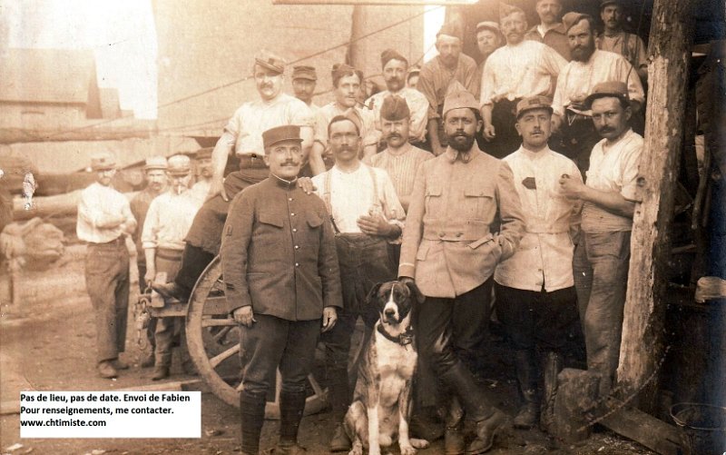 regimentterritorial19 7.jpg - Photo N° 7 : LANGLOIS Léon Joseph, Classe : 1899. Il est en alignement du chien, seconde rangée - Cliché pris entre mars et septembre 1915.