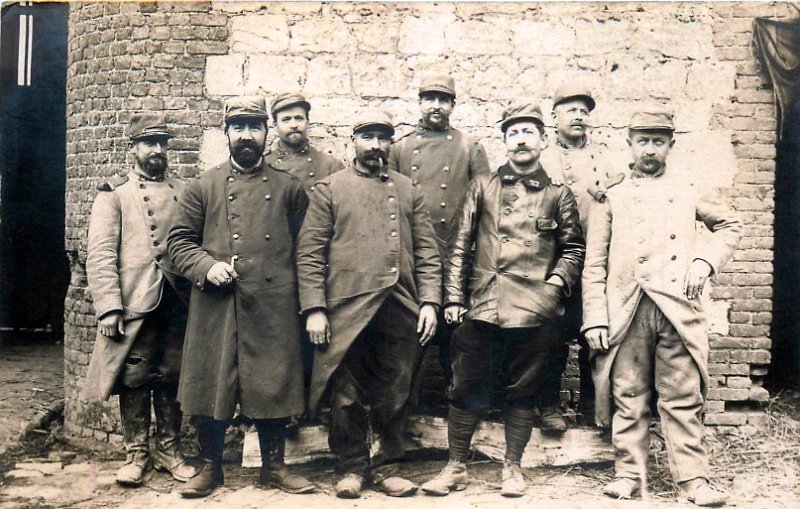 regimentterritorial27 4a.jpg - Photo N° 4 recto : Hommes du 27ème régiment d'infanterie territoriale - 1915 - Pas de lieu - Merci à Robert - #Chtimiste