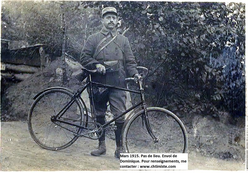 72eRIT Inconnu4.jpg - Inconnu N° 4 : Carte datée du 25 mars 1915 , un cycliste du 72ème régiment d'infanterie territoriale. Devant sa cagna ?.
