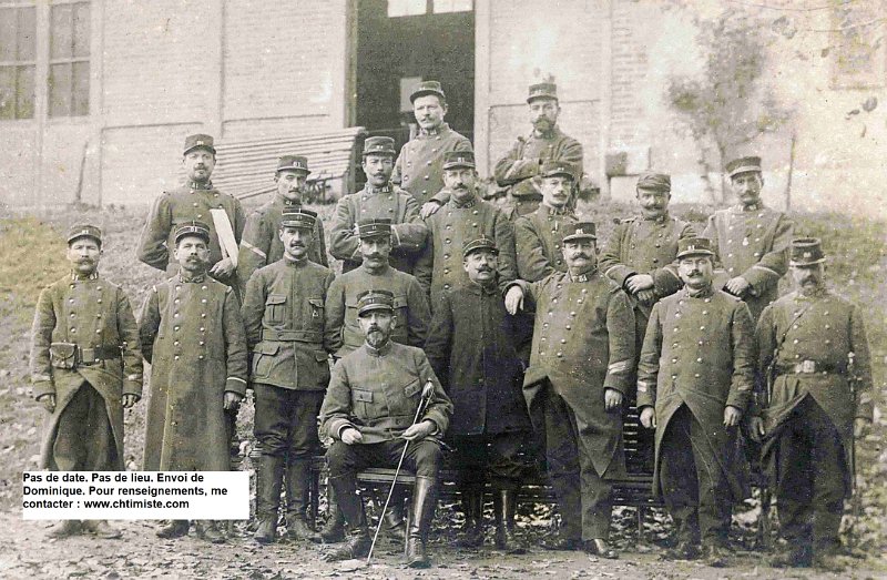 regimentterritorial81 19.jpg - Photo N° 19 : Groupe d'hommes du 81ème régiment d'infanterie territoriale dont un capitaine (assis)