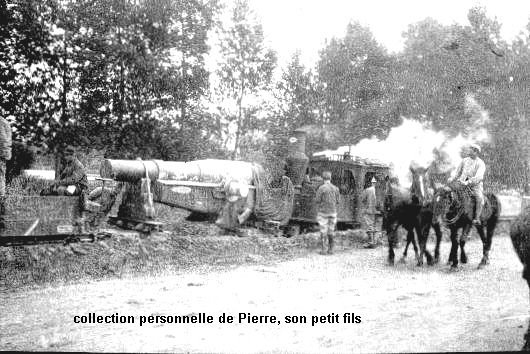 01- Petite locomotive poussant gros canon.jpg - Photo GARNIER N° 1
