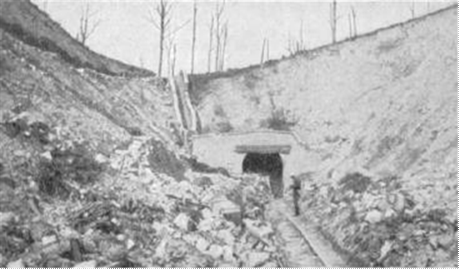 Titre : tunnel de Tavannes septembre 1916 - Description : Explosion du tunnel de Tavannes septembre 1916