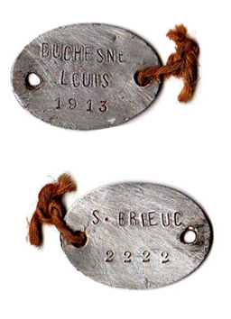 Titre : Plaque d'identité de Louis Duchesne, du 1e régiment colonial - Description : Plaque d'identité de Louis Duchesne, du 1e régiment colonial