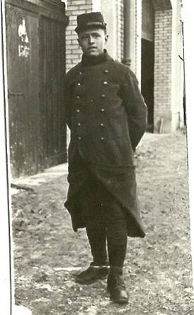 Soldat Marcel Decugniere en tenue de revue 1916